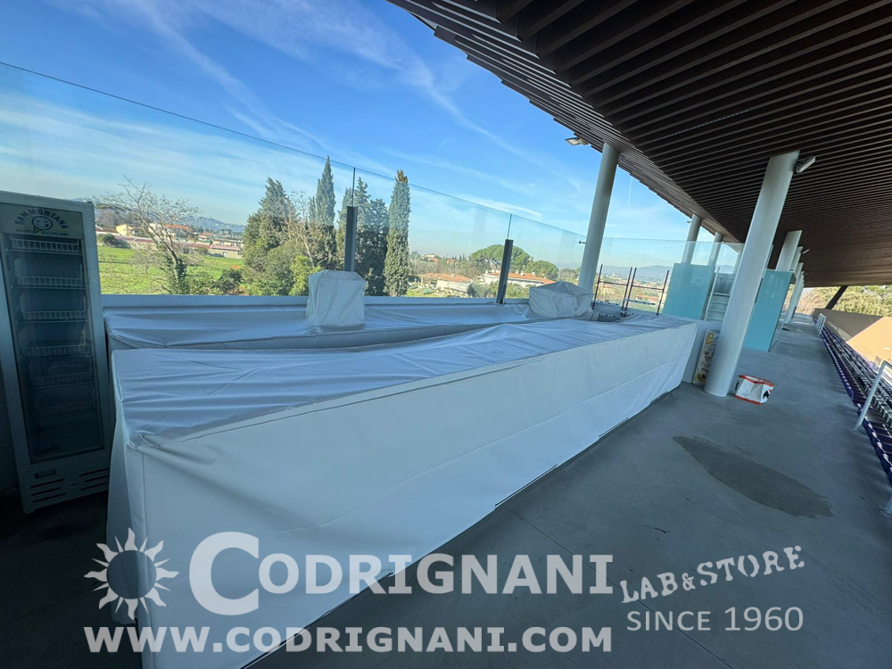 Copertura su misura per cucina e banco bar da esterno con tessuto nautico spalmato pvc impermeabile con fissaggio inferiore mediante corda elastica