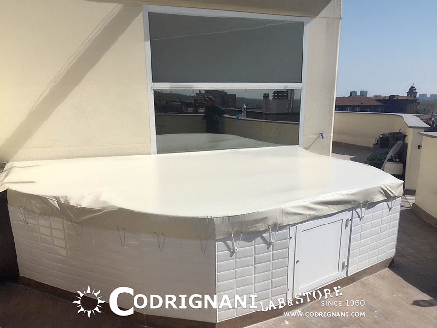 Copertura per vasca idromassaggio realizzata su misura e completamente impermeabile con membrana interna anti Uv