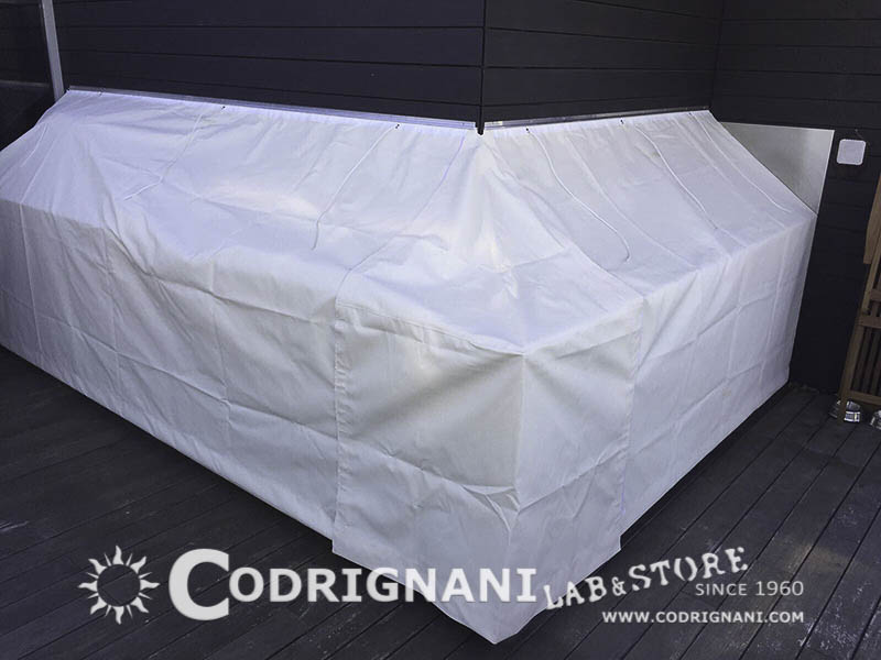 Copertura sagomata su misura per copertura arredo da esterno. Forniamo il servizio di rilievo misure, produzione, trasporto e montaggio.