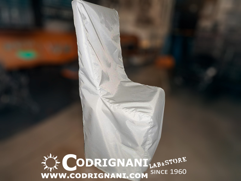 Copertura in nylon sagomata come da sedia e cordini interni per il fissaggio
