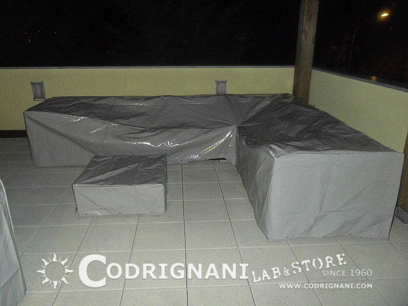 Teli in pvc per copertura divano e tavolino con pendenze per evitare accumulo di acqua